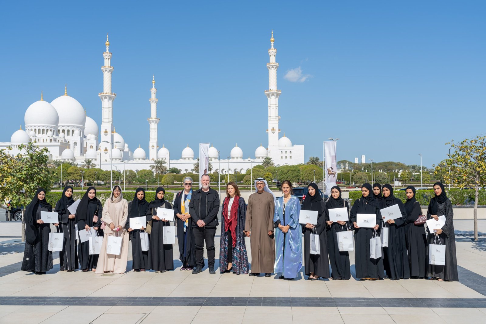 مركز جامع الشيخ زايد الكبير يتعاون مع طالبات جامعة زايد في تصميم مشاريع