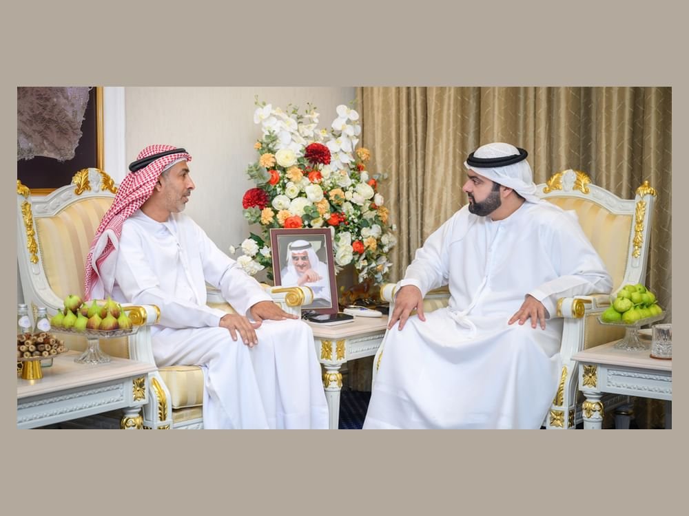 دبي في 5 فبراير/ وام/ استقبل معالي سعيد محمد الطاير، العضو المنتدب الرئيس التنفيذي لهيئة كهرباء ومياه دبي، ماسيميليانو تشيفاليتي، رئيس قطاع الطاقة الذكية في شركة "إيه بي بي"، في اجتماع عقد بمبنى الهيئة الرئيس. ووفق بيان صحفي صادر اليوم، تطرَّق اللقاء إلى أوجه وإمكانيات التعاون والتنسيق بين الهيئة و"إيه بي بي" في مجالات مختلفة تشمل أتمتة الشبكة الذكية وحلول الصيانة التنبؤية وأنظمة إدارة الطاقة الحديثة، انسجاماً مع جهود الهيئة الراسخة في مجال التحول الرقمي والاستفادة من الذكاء الاصطناعي والبلوك تشين وإنترنت الأشياء لبناء منظومة طاقة ذكية ومتكاملة. واستعرض معالي سعيد محمد الطاير جهود الهيئة في إرساء البنية التحتية للطاقة والمياه في دبي وفق أعلى المعايير العالمية في قطاعات الإنتاج والنقل والتوزيع. وأكَّد معالي الطاير التزام هيئة كهرباء ومياه دبي بتعزيز التعاون العالمي وتبني حلول الجيل المقبل التي تضمن ريادة دبي في الاستدامة وتطوير البنية التحتية الذكية. من جانبه، أكَّد ماسيميليانو تشيفاليتي التزام شركة "إيه بي بي" الراسخ بدعم المشاريع المبتكرة لهيئة كهرباء ومياه دبي والمساهمة في تحقيق أهداف الاستدامة طويلة الأمد في دبي. 1 دبي في 5 فبراير/ وام/ استقبل معالي سعيد محمد الطاير، العضو المنتدب الرئيس التنفيذي لهيئة كهرباء ومياه دبي، ماسيميليانو تشيفاليتي، رئيس قطاع الطاقة الذكية في شركة "إيه بي بي"، في اجتماع عقد بمبنى الهيئة الرئيس. ووفق بيان صحفي صادر اليوم، تطرَّق اللقاء إلى أوجه وإمكانيات التعاون والتنسيق بين الهيئة و"إيه بي بي" في مجالات مختلفة تشمل أتمتة الشبكة الذكية وحلول الصيانة التنبؤية وأنظمة إدارة الطاقة الحديثة، انسجاماً مع جهود الهيئة الراسخة في مجال التحول الرقمي والاستفادة من الذكاء الاصطناعي والبلوك تشين وإنترنت الأشياء لبناء منظومة طاقة ذكية ومتكاملة. واستعرض معالي سعيد محمد الطاير جهود الهيئة في إرساء البنية التحتية للطاقة والمياه في دبي وفق أعلى المعايير العالمية في قطاعات الإنتاج والنقل والتوزيع. وأكَّد معالي الطاير التزام هيئة كهرباء ومياه دبي بتعزيز التعاون العالمي وتبني حلول الجيل المقبل التي تضمن ريادة دبي في الاستدامة وتطوير البنية التحتية الذكية. من جانبه، أكَّد ماسيميليانو تشيفاليتي التزام شركة "إيه بي بي" الراسخ بدعم المشاريع المبتكرة لهيئة كهرباء ومياه دبي والمساهمة في تحقيق أهداف الاستدامة طويلة الأمد في دبي.