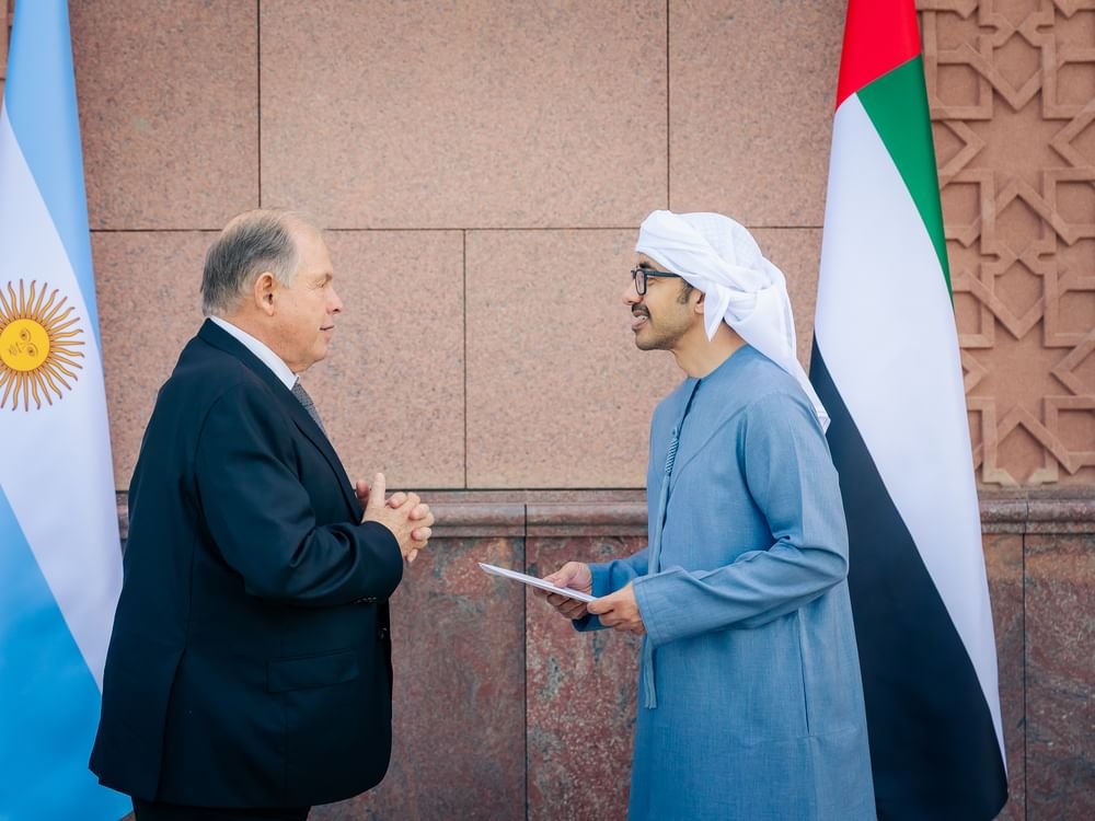 رئيس الدولة يتلقى رسالة خطية من رئيس الأرجنتين تسلمها عبدالله بن زايد 1 رئيس الدولة يتلقى رسالة خطية من رئيس الأرجنتين تسلمها عبدالله بن زايد