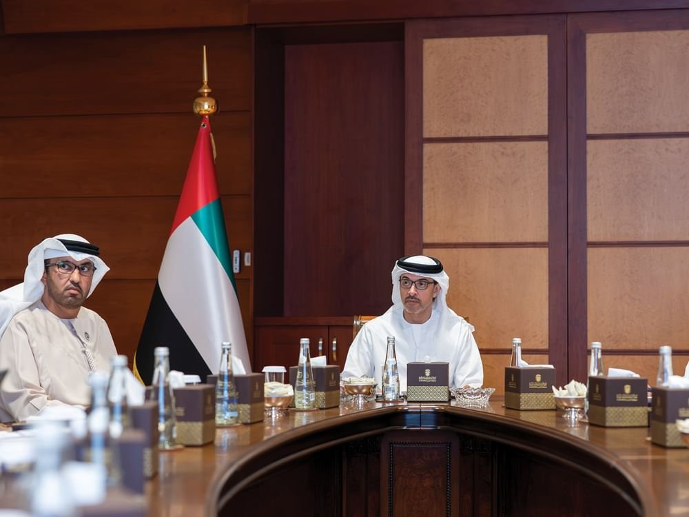 هزاع بن زايد يستقبل وفدا من "وزارة الصناعة" و"أدنوك" لاستعراض المبادرات التنموية في منطقة العين 1 هزاع بن زايد يستقبل وفدا من "وزارة الصناعة" و"أدنوك" لاستعراض المبادرات التنموية في منطقة العين