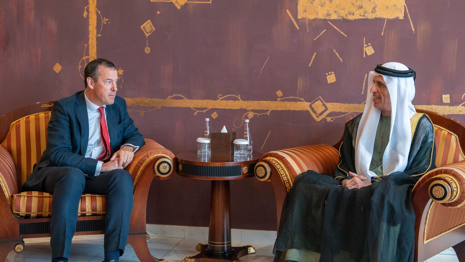 سعود بن صقر يستقبل سفير المملكة المتحدة 1 سعود بن صقر يستقبل سفير المملكة المتحدة