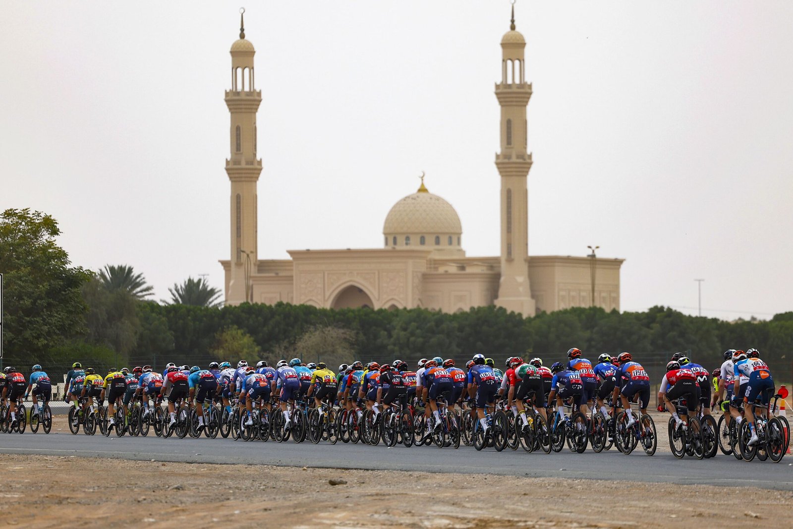 أكثر من 200 قناة تليفزيونية تنقل طواف الإمارات مباشرة إلى العالم 1 أكثر من 200 قناة تليفزيونية تنقل طواف الإمارات مباشرة إلى العالم