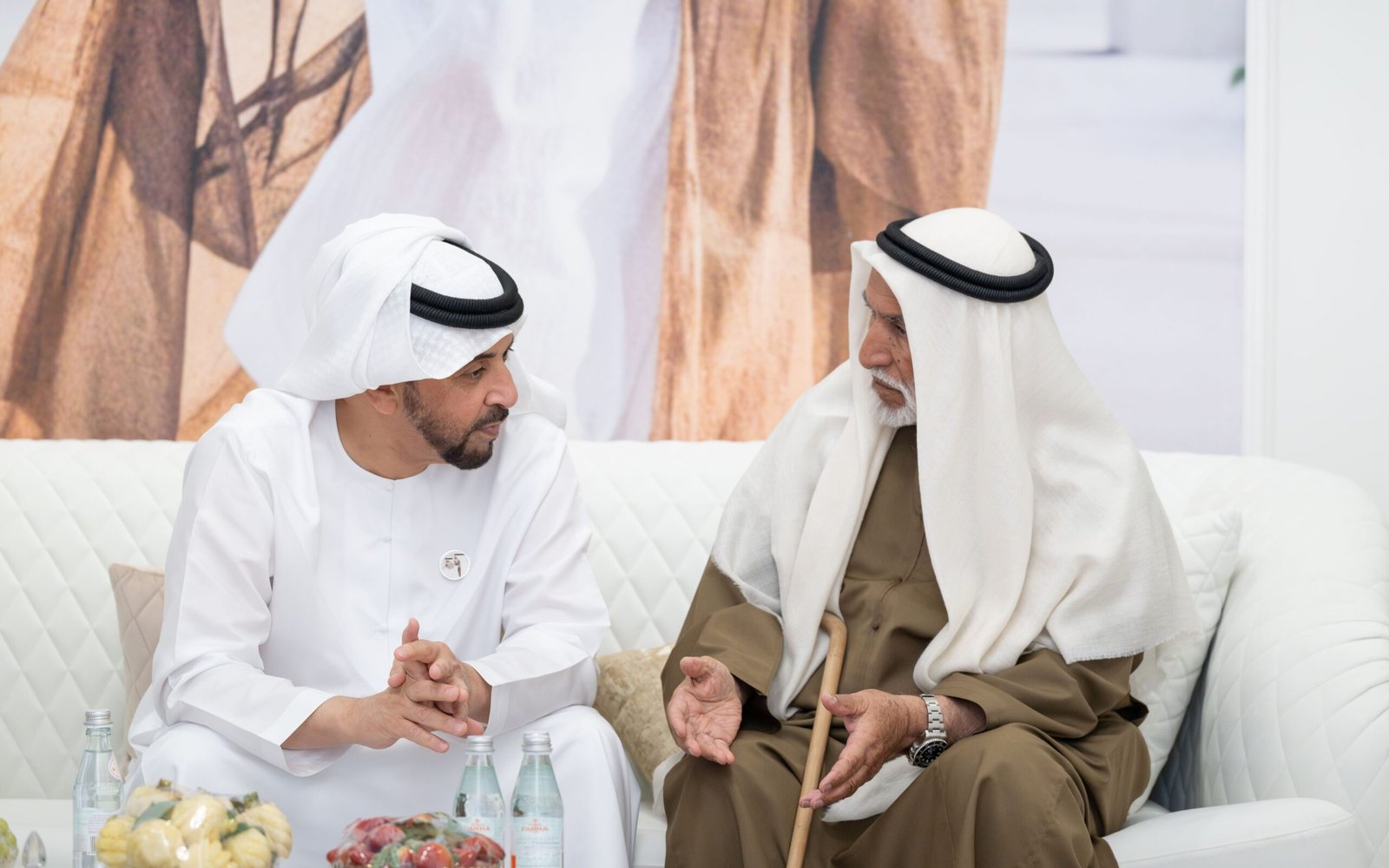 حمدان بن زايد يزور محمد مطر مبارك المنصوري في منزله بمنطقة الوثبة 1 حمدان بن زايد يزور محمد مطر مبارك المنصوري في منزله بمنطقة الوثبة