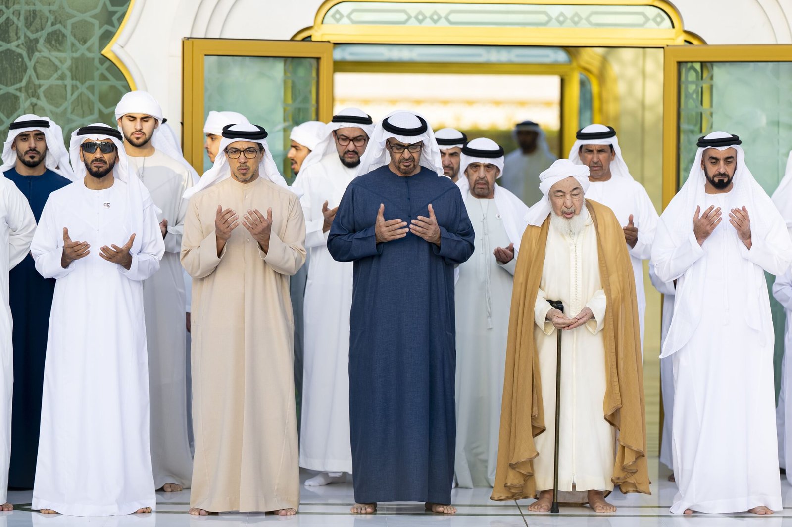 رئيس الدولة يؤدي صلاة عيد الفطر في جامع الشيخ زايد في أبوظبي 1 رئيس الدولة يؤدي صلاة عيد الفطر في جامع الشيخ زايد في أبوظبي