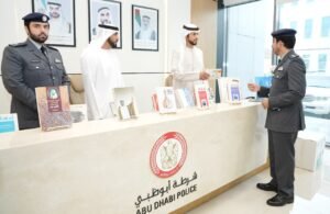 شرطة أبوظبي تنفذ فعالية "مجتمع يقرأ" تزامنًا مع شهر القراءة الوطني