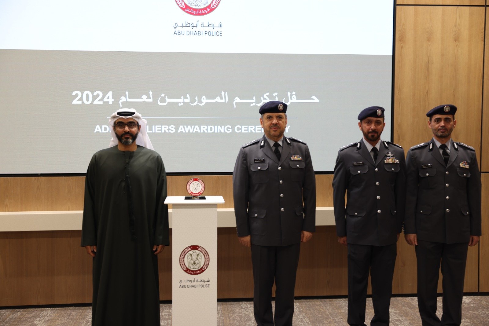 شرطة أبوظبي تكرم الموردين والمقاولين والاستشاريين الداعمين لمشاريعها 1 شرطة أبوظبي تكرم الموردين والمقاولين والاستشاريين الداعمين لمشاريعها