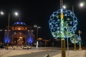 بلدية مدينة أبوظبي تزين جزيرة أبوظبي والمدن الخارجية بـ4600 تشكيل ضوئي احتفاءً بشهر رمضان