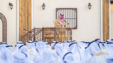 حاكم عجمان وولي عهده يؤديان صلاة العيد في مسجد قصر الزاهر ‏