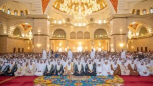 حمد الشرقي يؤدي صلاة عيد الفطر في جامع الشيخ زايد بالفجيرة