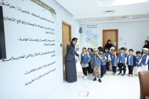 محاضرات توعوية" و"زيارات متبادلة".. شرطة أبوظبي تعزز وعي أطفال روضة الشامخة 2 شرطة أبوظبي