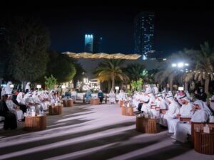 عبدالله بن زايد يلتقي قيادات وموظفي جهات حكومية في "برزة أبوظبي"