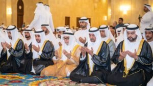 حمد الشرقي يؤدي صلاة عيد الفطر في جامع الشيخ زايد بالفجيرة