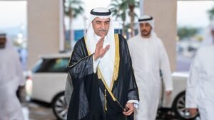 حمد الشرقي يؤدي صلاة عيد الفطر في جامع الشيخ زايد بالفجيرة