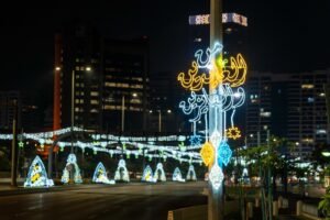 بلدية مدينة أبوظبي تزيّن شوارع جزيرة أبوظبي والمدن الخارجية بآلاف التشكيلات المضيئة احتفاءً بعيد الفطر