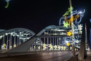 بلدية مدينة أبوظبي تزيّن شوارع جزيرة أبوظبي والمدن الخارجية بآلاف التشكيلات المضيئة احتفاءً بعيد الفطر