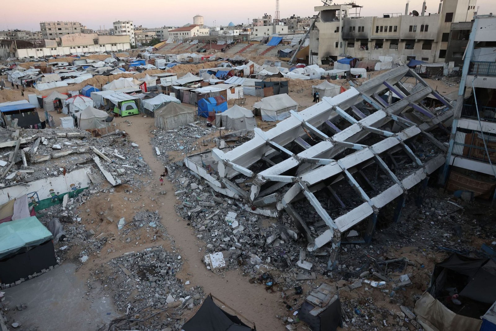 ارتفاع عدد شهداء غزة.. والجرافات الإسرائيلية تهدم منازل فلسطينيين بالضفة