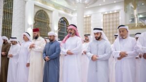 عمار بن حميد يؤدي صلاة القيام في مسجد آمنه الغرير