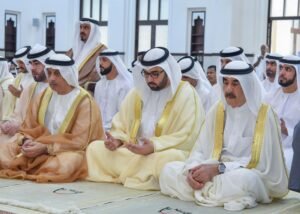 حاكم أم القيوين يؤدي صلاة عيد الفطر بمسجد الشيخ أحمد بن راشد المعلا