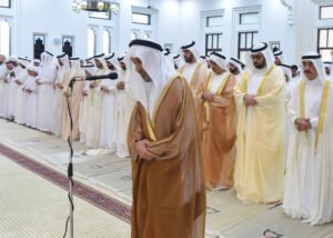 حاكم أم القيوين يؤدي صلاة عيد الفطر بمسجد الشيخ أحمد بن راشد المعلا