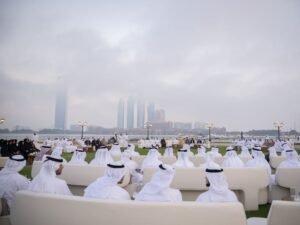 منصور بن زايد يشارك العلماء ضيوف رئيس الدولة وموظفي عدد من الجهات الحكومية في أبوظبي مأدبة الإفطار الرمضاني