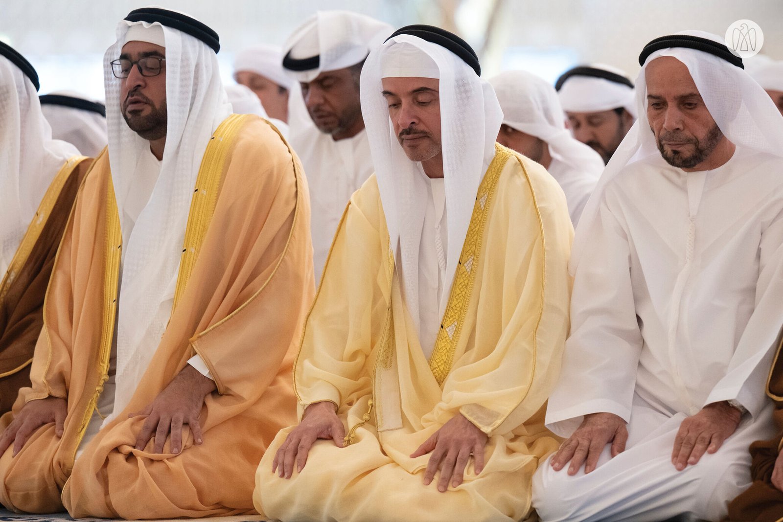 هزاع بن زايد يؤدي صلاة عيد الفطر ويستقبل جموع المهنئين