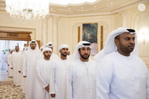 هزاع بن زايد يؤدي صلاة عيد الفطر ويستقبل جموع المهنئين