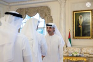 هزاع بن زايد يؤدي صلاة عيد الفطر ويستقبل جموع المهنئين