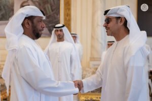 هزاع بن زايد يؤدي صلاة عيد الفطر ويستقبل جموع المهنئين