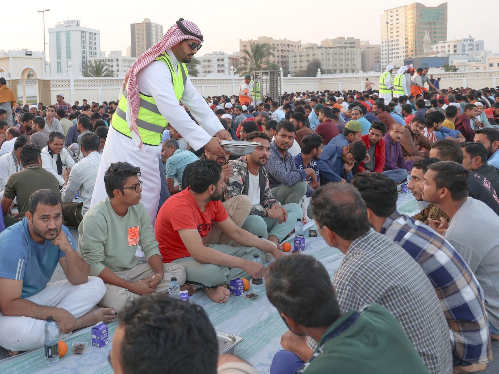 "الشارقة الخيرية" تبدأ توزيع 33 ألف وجبة إفطار صائم يومياً داخل الدولة 1 "الشارقة الخيرية" تبدأ توزيع 33 ألف وجبة إفطار صائم يومياً داخل الدولة