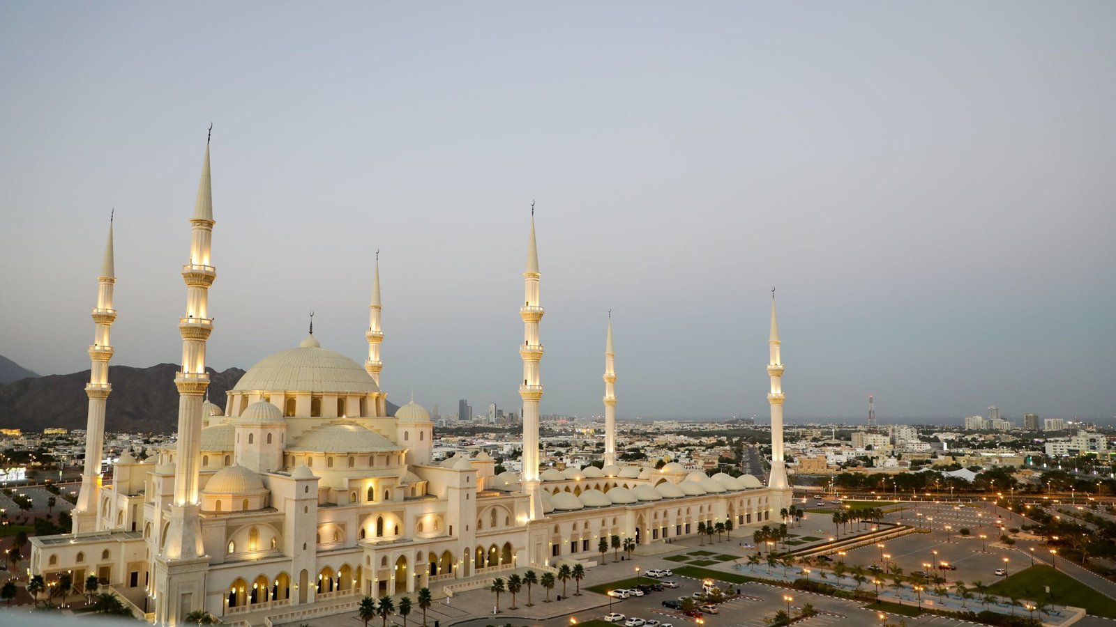 أكثر من 62 ألف زائر لجامع الشيخ زايد الكبير بالفجيرة خلال النصف الأول من رمضان 1 أكثر من 62 ألف زائر لجامع الشيخ زايد الكبير بالفجيرة خلال النصف الأول من رمضان