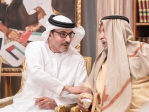 هزاع بن زايد يزور أحمد خليفة السويدي ويتبادلان التهاني بمناسبة شهر رمضان