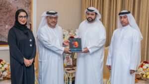 محمد الشرقي يطلع على التقرير النهائي لمهرجان الفجيرة الدولي للمونودراما