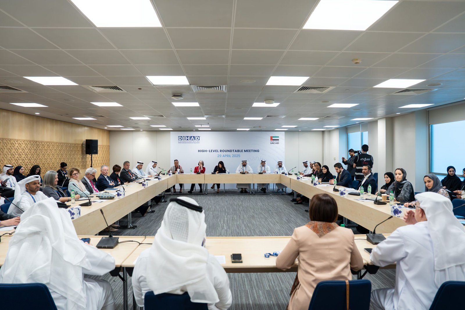 "الإمارات للمساعدات الدولية" تُنظم طاولة مستديرة مع شركائها الإستراتيجيين 1 "الإمارات للمساعدات الدولية" تُنظم طاولة مستديرة مع شركائها الإستراتيجيين