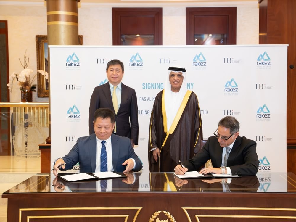 سعود بن صقر يشهد توقيع اتفاقية بين "راكز" و"تي إتش آي القابضة" لإنشاء مجمع صناعي في رأس الخيمة 1 سعود بن صقر يشهد توقيع اتفاقية بين "راكز" و"تي إتش آي القابضة" لإنشاء مجمع صناعي في رأس الخيمة