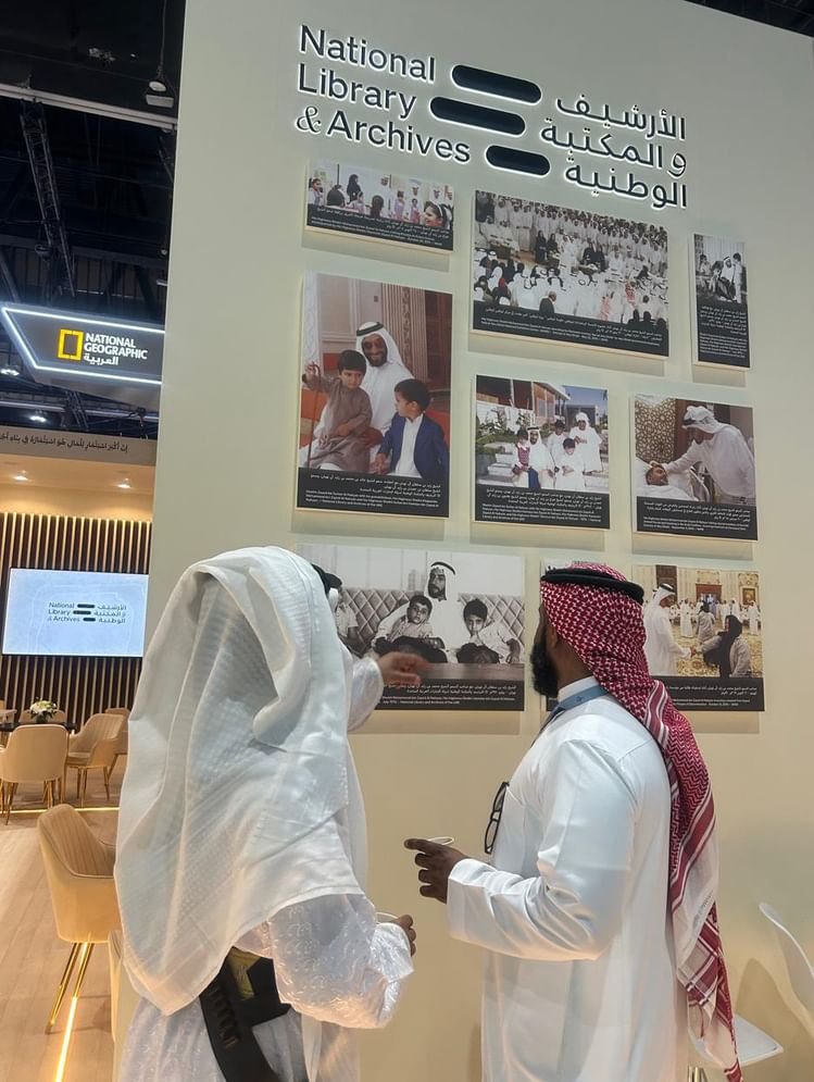 الأرشيف والمكتبة الوطنية يوجّه اهتمام رواد "أبوظبي للكتاب" إلى عام المجتمع وأهميته 1 الأرشيف والمكتبة الوطنية يوجّه اهتمام رواد "أبوظبي للكتاب" إلى عام المجتمع وأهميته