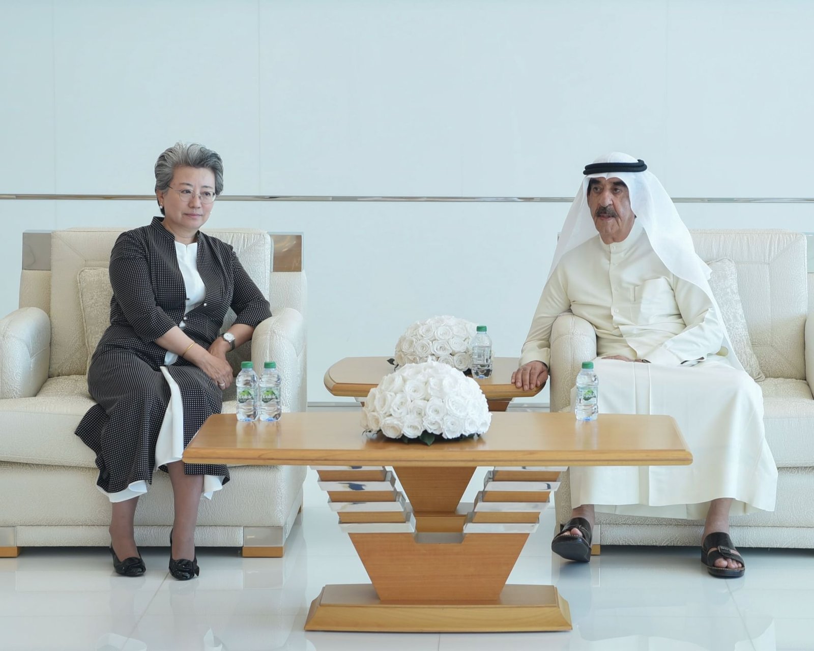 حاكم أم القيوين يتقبل تعازي القنصل الصيني في وفاة الشيخة حصة بنت حميد الشامسي 1 حاكم أم القيوين يتقبل تعازي القنصل الصيني في وفاة الشيخة حصة بنت حميد الشامسي