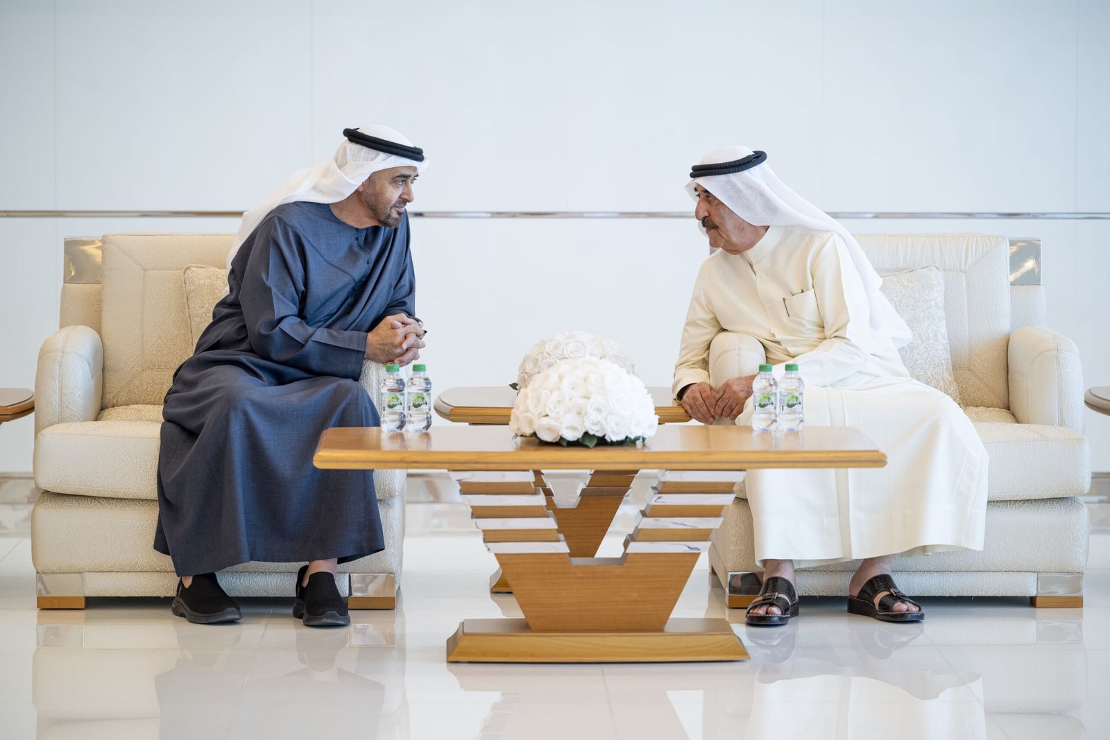 رئيس الدولة يقدم واجب العزاء إلى حاكم أم القيوين في وفاة والدته 1 رئيس الدولة يقدم واجب العزاء إلى حاكم أم القيوين في وفاة والدته