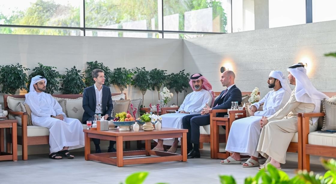 عمار بن حميد يستقبل رئيس مجموعة "كريبتو دوت كوم" ويبحث التعاون في مجال التقنيات الرقمية 1 عمار بن حميد يستقبل رئيس مجموعة "كريبتو دوت كوم" ويبحث التعاون في مجال التقنيات الرقمية