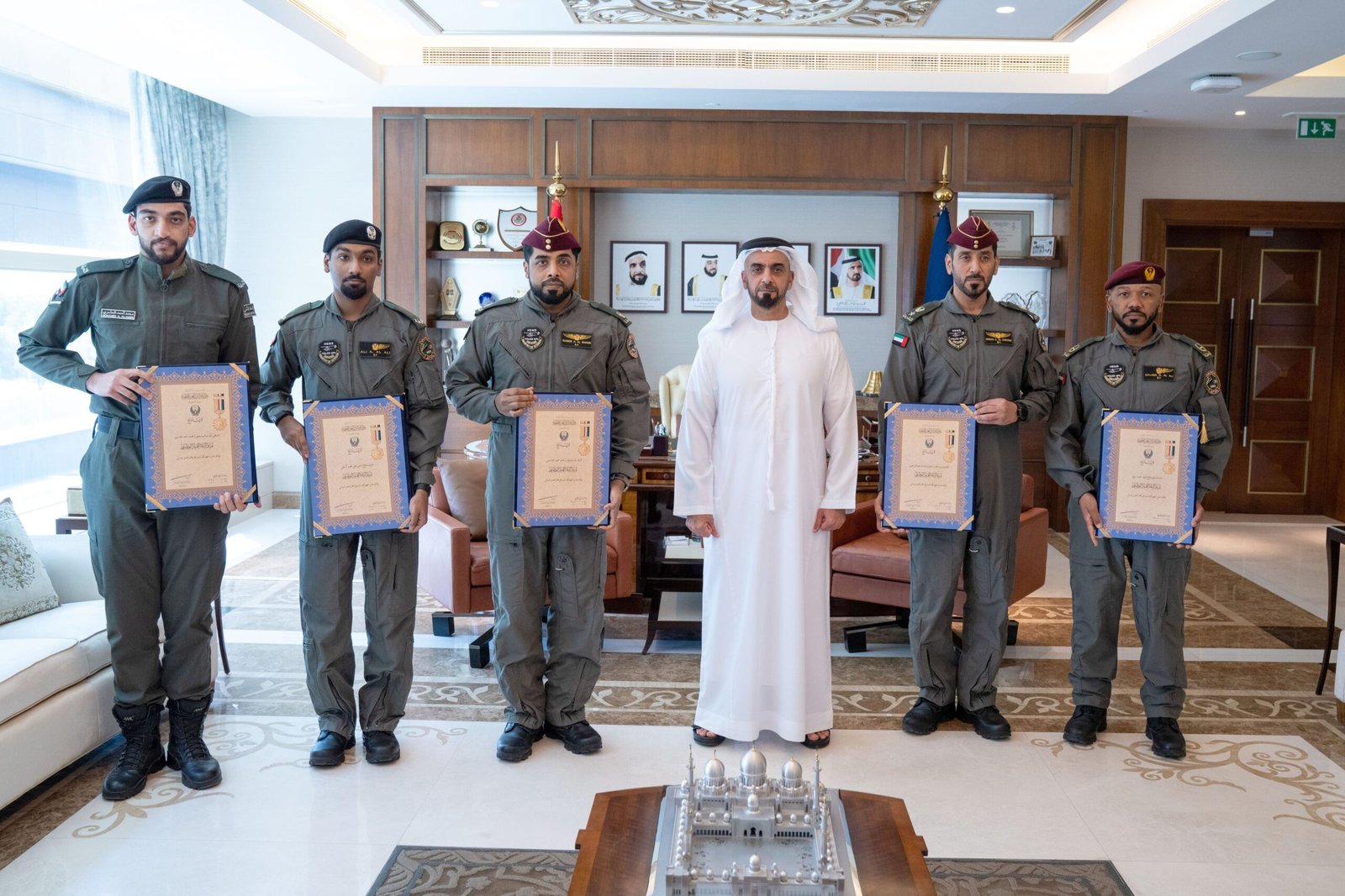 سيف بن زايد يكرم منتسبين من "صقور الداخلية" أنقذوا حياة 9 أشخاص إثر انقلاب سفينتهم وسط البحر 1 سيف بن زايد يكرم منتسبين من "صقور الداخلية" أنقذوا حياة 9 أشخاص إثر انقلاب سفينتهم وسط البحر