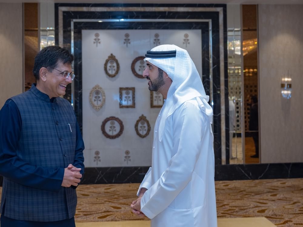 حمدان بن محمد يستعرض مع وزير التجارة والصناعة في الهند آفاق الشراكة الاقتصادية الشاملة بين البلدين 1 حمدان بن محمد يستعرض مع وزير التجارة والصناعة في الهند آفاق الشراكة الاقتصادية الشاملة بين البلدين