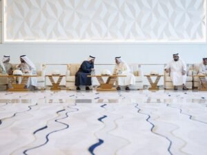 رئيس الدولة يقدم واجب العزاء إلى حاكم أم القيوين في وفاة والدته