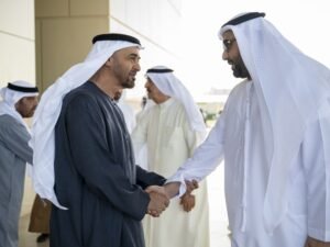 رئيس الدولة يقدم واجب العزاء إلى حاكم أم القيوين في وفاة والدته