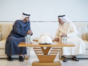 رئيس الدولة يقدم واجب العزاء إلى حاكم أم القيوين في وفاة والدته
