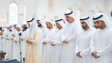سعود بن صقر يؤدي صلاة الجنازة على جثمان الشيخة موزة بنت عبدالله الحبسي