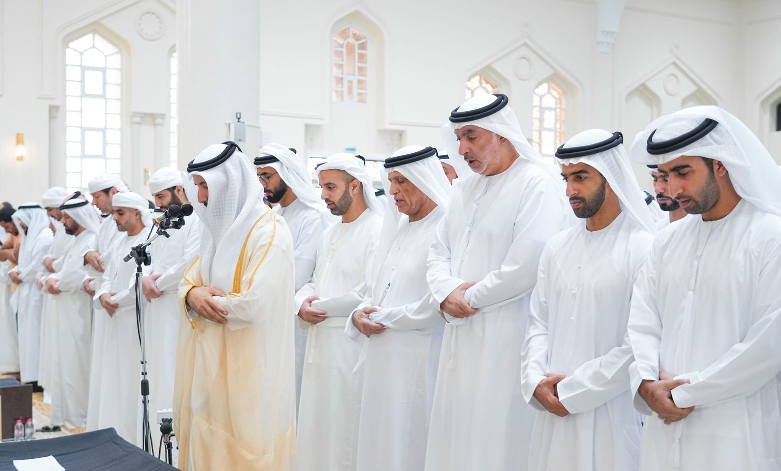 سعود بن صقر يؤدي صلاة الجنازة على جثمان الشيخة موزة بنت عبدالله الحبسي 1 سعود بن صقر يؤدي صلاة الجنازة على جثمان الشيخة موزة بنت عبدالله الحبسي