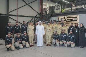 منصور بن محمد يطّلع على أنظمة مركز الطائرات المسيّرة في شرطة دبي