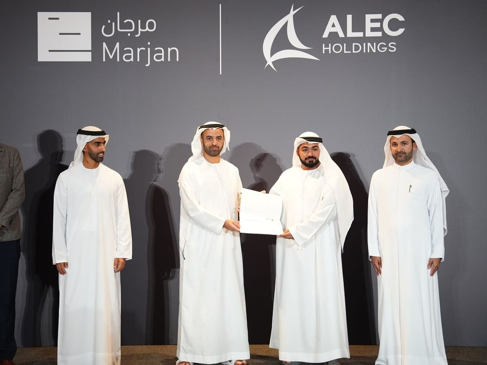 ولي عهد رأس الخيمة يشهد احتفال "مرجان" و"أليك" بتخريج وتوظيف 100 إماراتي ضمن برنامج "ارتقاء"