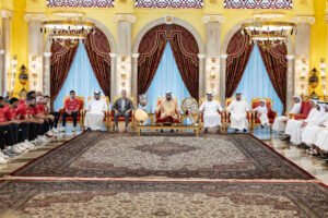 محمد بن راشد يستقبل فريق شباب الأهلي ويهنّئهم بالفوز بعدة بطولات هذا الموسم