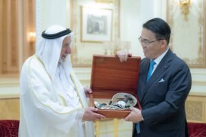 حاكم الشارقة يستقبل محافظ آيتشي اليابانية.. ويبحثان تعزيز التعاون بين البلدين