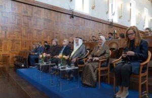 حاكم الشارقة يهدي جامعة القلب المقدس الكاثوليكية في ميلانو مخطوطاً تاريخياً نادراً وكتاب "مرسوم بابوي"